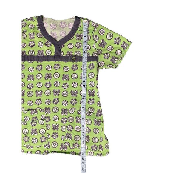 Green and black wonder wink scrub top - Picture 6 of 8